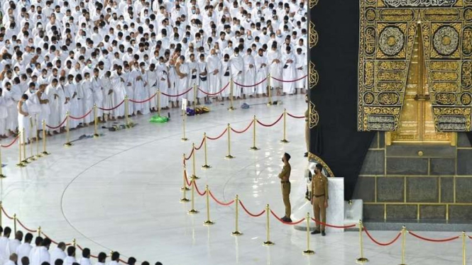 Masjidil Haram Mekah Arab Saudi menghapus aturan salat berjarak 