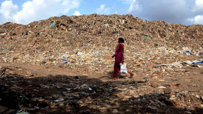 Lebih dari 16 juta ton sampah menyusun pegunungan sampah di Deonar. AFP via BBC Indonesia