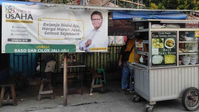 Spanduk bergambar Airlangga Hartarto muncul di warung sekitar Tangerang.