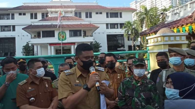 Wali Kota Medan Bobby Nasution menemui ratusan warga korban banjir rob di kawasan Belawan yang berdemonstrasi di depan Balai Kota Medan, Senin, 18 Oktober 2021, setelah berunjuk rasa di Kantor Gubernur Sumatera Utara.