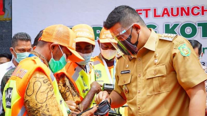 Wali Kota Medan Bobby Nasution menjajal alat pembayaran biaya parkir secara nontunai dalam forum peresmian kebijakan pembayaran parkir tanpa uang tunai itu di Kota Medan, Senin, 18 Oktober 2021.