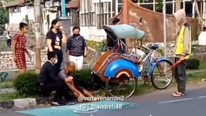 Viral Tukang Becak Guling-guling di Jalan (TikTok/venavenandri2)
