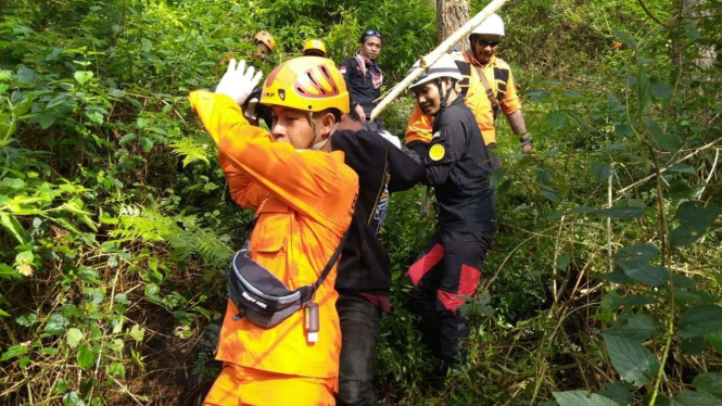 Tim SAR gabungan saat melakukan evakuasi di Gunung Andong.