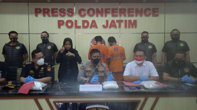 Polisi merilis tersangka dan barang bukti kasus penyelundupan narkotika dari Malaysia di Polda Jawa Timur di Surabaya, Selasa, 19 Oktober 2021.