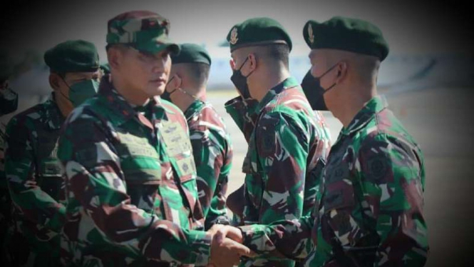 VIVA Militer: Mayjen TNI Kunto Arief lepas Satgas Pamtas Mobile RI-PNG