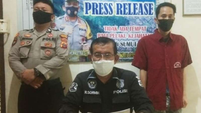 Polisi memperlihatkan seorang pria tersangka pencabul bocah (kanan) di bawah umur setelah ditangkap di rumah indekosnya di Kota Sibolga, Sumatera Utara, Selasa 19 Oktober 2021.