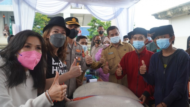 Maia Estianty melakukan sosialisasi vaksinasi bersama Polres Bogor