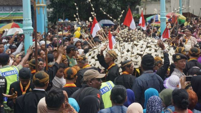 Arsip - Sejumlah warga mengikuti ritual upacara Grebeg Maulud untuk memperingati Maulid Nabi Muhammad di Alun-alun Kota Surakarta (Solo), Jawa Tengah.