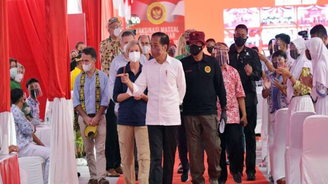 Presiden Jokowi meninjau vaksinasi door to door dan pelajar di Tarakan
