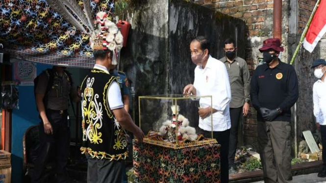Jokowi disambut Ketua Lembaga Adat Metun Sajau, Mulang Udau