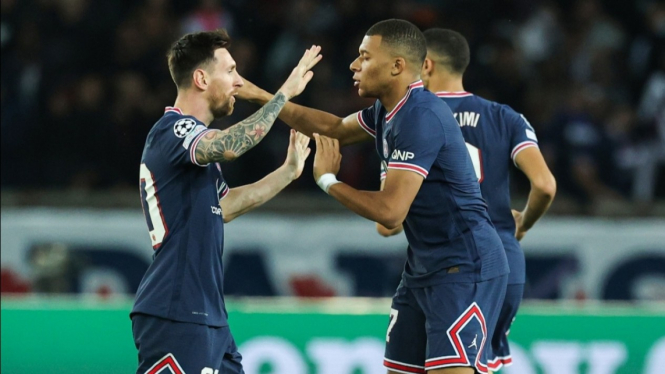 Pemain PSG, Lionel Messi dan Kylian Mbappe, merayakan gol. 