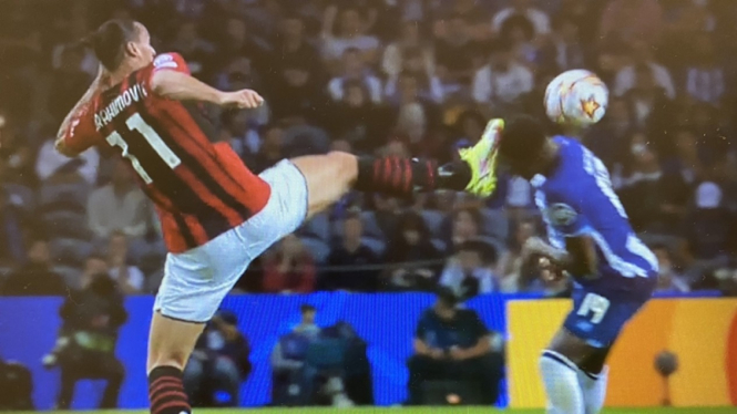 Momen telapak kaki Zlatan Ibrahimovic mengenai kepala pemain Porto