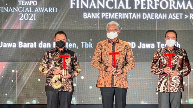 Direktur Information Technology, Treasury & International Banking bank bjb - Rio (Kiri) saat menerima penghargaan The Best Financial Performance Bank dalam gelaran Tempo Financial Award 2021 di Jakarta (19/10)