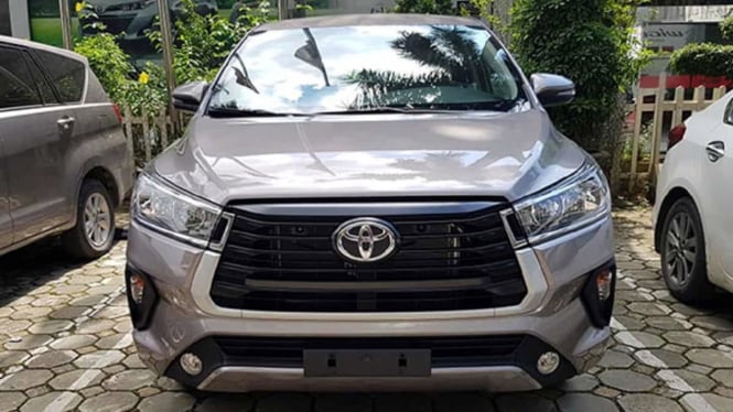 Mobil Toyota Innova Crysta.