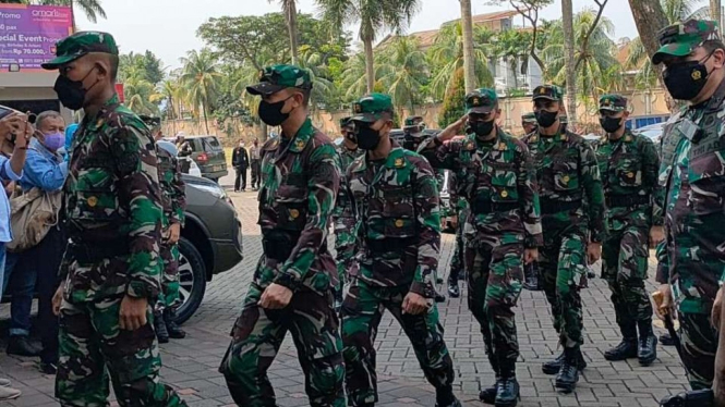 Ratusan nakes dari TNI diturunkan ke Kabupaten Tangerang.