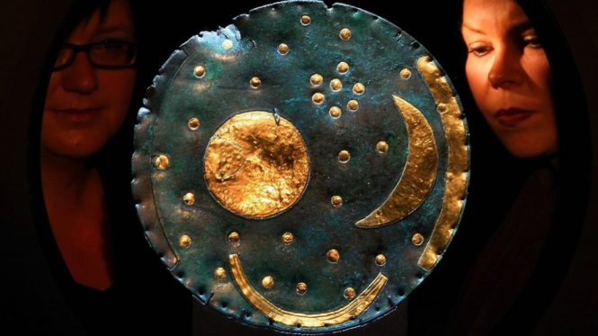 Nebra Sky Disc atau Cakram Langit Nebra berusia 3.600 tahun.