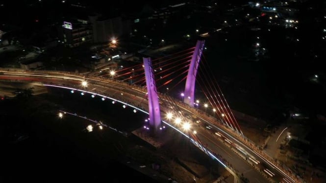 Jembatan Sei Alalak di Kota Banjarmasin malam hari.