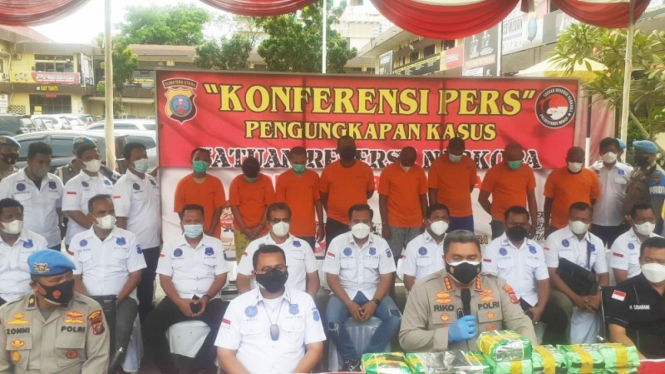 Polisi saat memaparkan kasus sabu seberat 23 kilogram di Mako Polrestabes Medan.