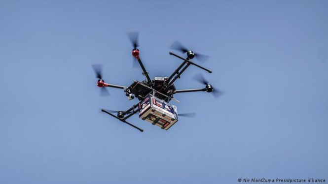Drone membawa sebuah kotak bertanda 'Flying Sushi' di Israel.