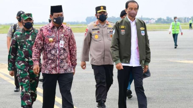 Presiden Jokowi Tiba di Pangkalan TNI AU Syamsudin Noor, Kota Banjarbaru, Kalsel