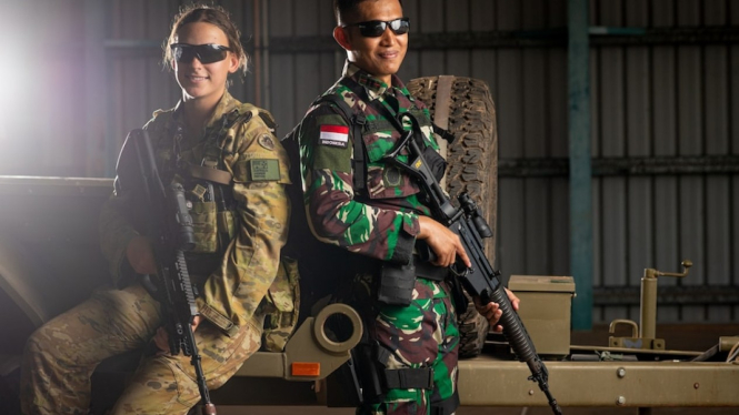 Prajurit Angkatan Bersenjata Australia Lucy Andrew bersama Letnan Satu TNI AD Reskiawan mengikuti latihan gabungan Wirra Jaya di Darwin. (ABC News: Che Chorley)