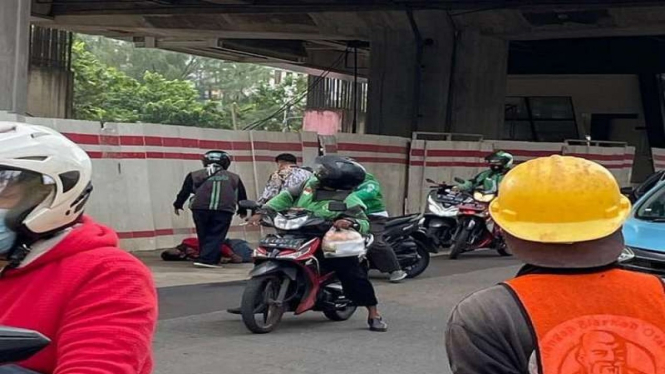 Pekerja jatuh dari proyek LRT Kuningan, Jakarta Selatan