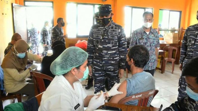 VIVA Militer: Wadan Lantamal III Jakarta tinjau vaksinasi di Ponpes YAPSA Bogor