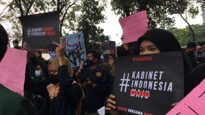 BEM SI se-Sumatera Utara demonstrasi di depan gedung DPRD di Kota Medan
