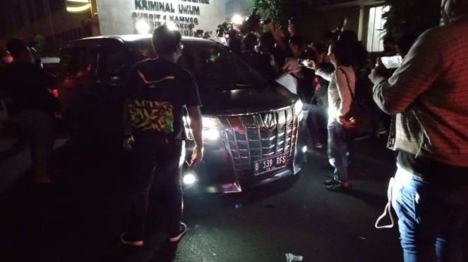 Selebgram Rachel Vennya rampung diperiksa polisi. 