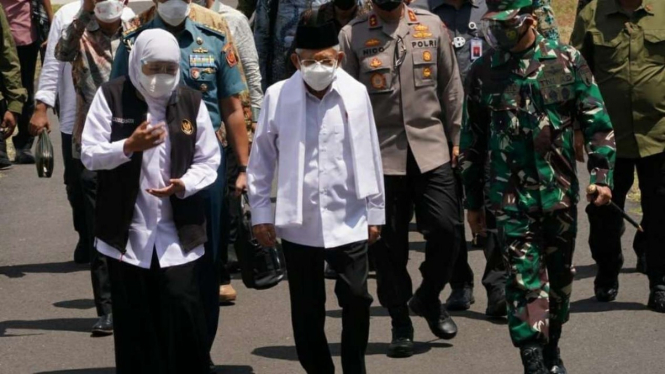 Wakil Presiden Ma’ruf Amin (kemeja putih) ditemui Gubernur Jawa Timur Khofifah Indar Parawansa (kiri) sesaat setelah tiba di Bandara Banyuwangi untuk meninjau vaksinasi COVID-19 secara massal di Kabupaten Situbondo Kamis, 21 Oktober 2021.