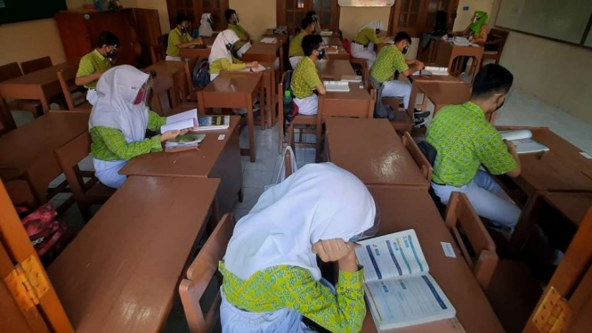 Ilustrasi sejumlah siswa SMP di Kota Solo, Jawa Tengah, mengikuti pembelajaran tatap muka 