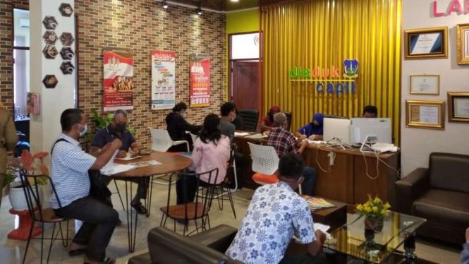 Kantor Dinas Kependudukan dan Catatan Sipil Kota Tebing Tinggi, Sumatera Utara, didesain menyerupai ruangan kafe untuk melayani masyarakat.