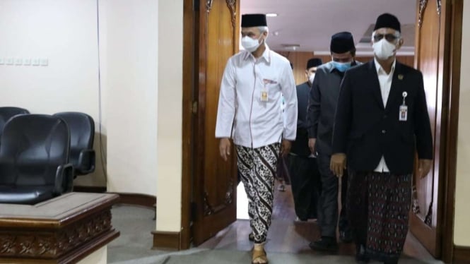 Gubernur Jawa Tengah Ganjar Pranowo ke kantor pakai sarung pada Hari Santri.