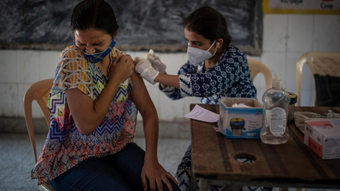 Sekitar 75 persen penduduk India sudah mendapatkan paling sedikit dosis pertama vaksin COVID-19. (AP:Â Altaf Qadri)
