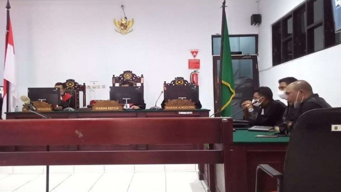 Hakim Pengadilan Negeri Ambon menghukum Risman Soulissa, seorang mahasiswa pada salah satu perguruan tinggi negeri di Kota Ambon, Maluku, dengan hukuman penjara selama 8 bulan, Jumat, 22 Oktober 2021.