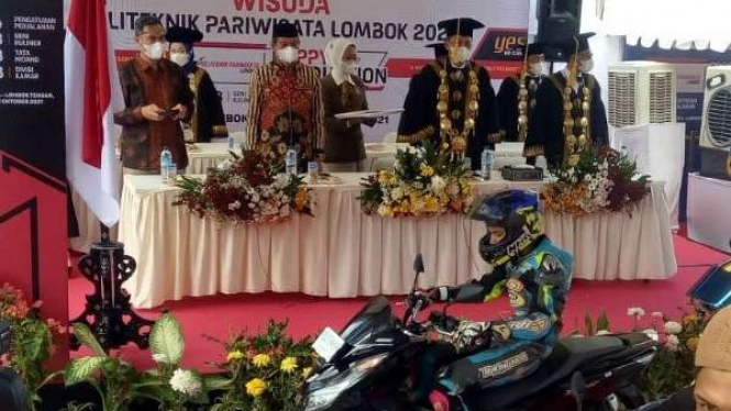 Wisuda Poltekpar Lombok, Wisudawannya Bergaya Pembalap MotoGP