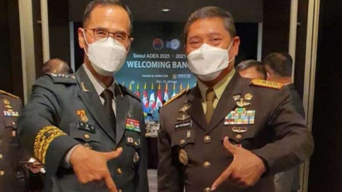 VIVA Militer: Letjen A. M. Putranto (kanan) bersama Jenderal Nam Yeong-shin