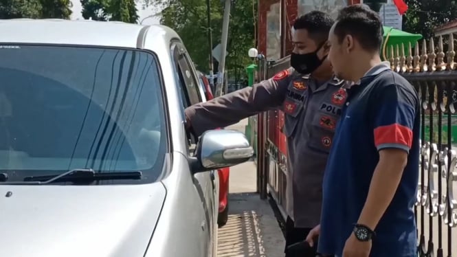 Polisi saat melakukan olah TKP mobil anggota TNI yang dibobol maling.
