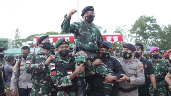 VIVA Militer: Panglima TNI dibopong prajurit TNI dan Polri di Timika Papua