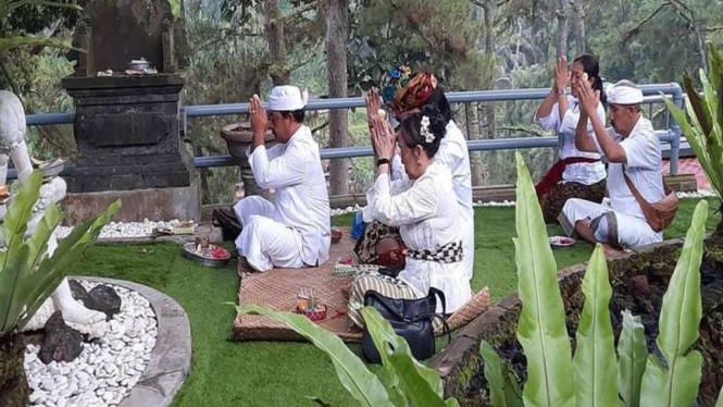 Sukmawati Soekarnoputri mengikuti ritual keagamaan Hindu di Bali