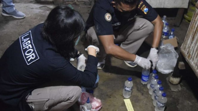 Polisi saat mengecek produksi narkoba jenis sabu di Lumajang.