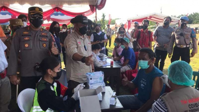 Kapolda Kalteng Irjen Pol Dedi Prasetyo meninjau vaksinasi di Kapuas