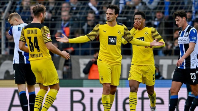 Pemain Dortmund merayakan gol ke gawang Bielefelder Alm