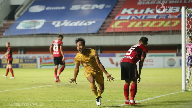 Gelandang Bhayangkara FC, Muhammad Hargianto merayakan gol ke gawang Bali United