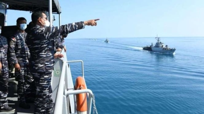 Laksamana TNI Yudo Margono melepas aramada perang TNI Angkatan Laut