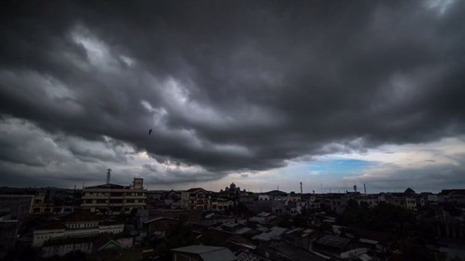 Awan hitam penanda hujan menutupi langit di atas Kota Lhokseumawe, Provinsi Aceh.