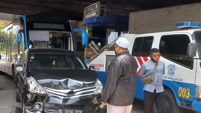 Kecelakaan Antara Avanza dengan Bus Transjakarta di Pancoran Jaksel