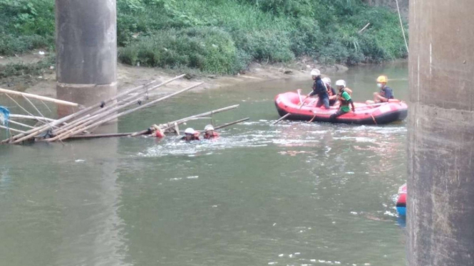 Tim SAR mengevakuasi jenazah wanita lompat dari jembatan di Kota Wisata, Cibubur.
