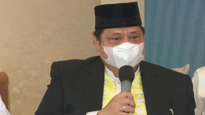 Ketua Umum Partai Golkar Airlangga Hartarto saat meresmikan masjid.