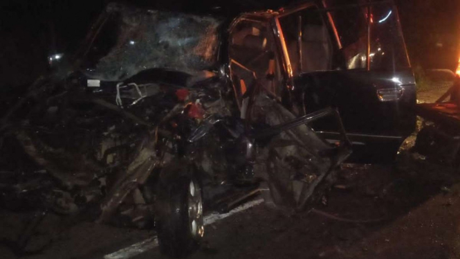 Mobil rusak parah akibat tabrakan dengan truk di Jalan Lintas Sumatera Jambi.